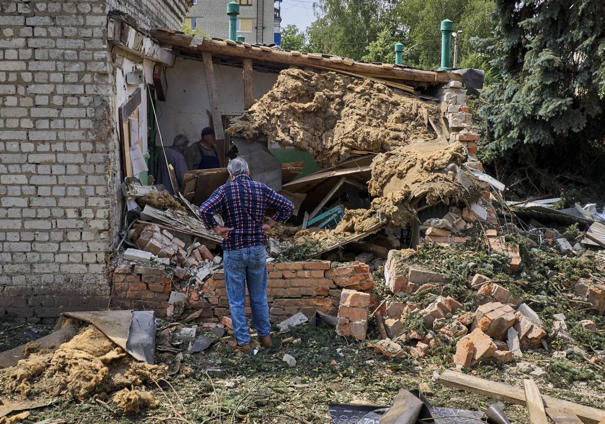 L'idea di Donald: nuovi fondi per Kiev. Putin sposta tre navi nel Mediterraneo