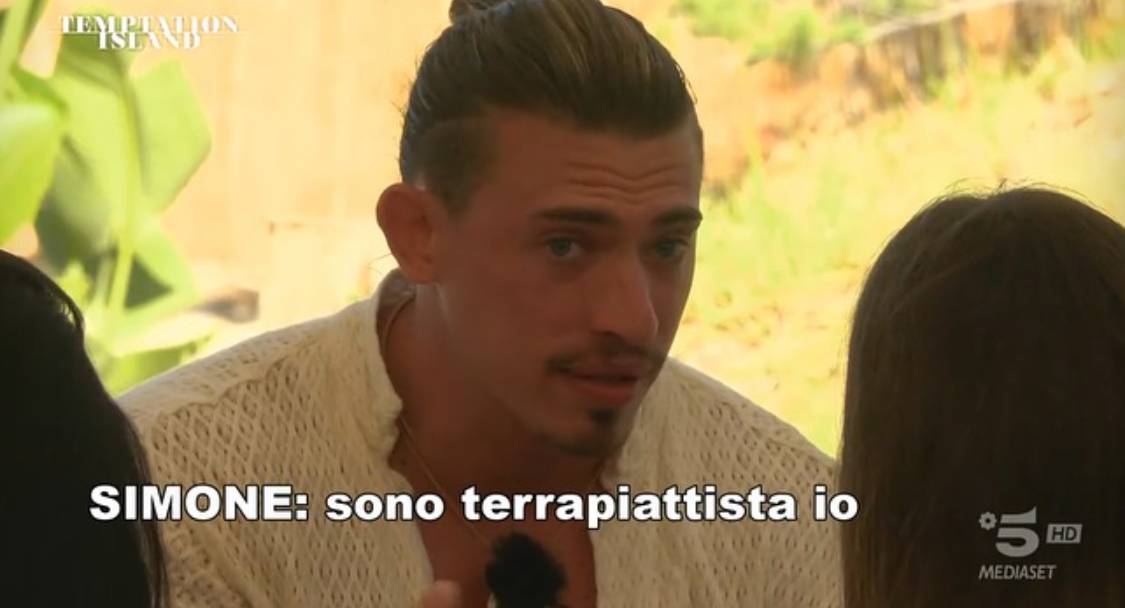 Il "terrapiattista" di Temptation Island con i dubbi sui dinosauri e gli astronauti sulla Luna