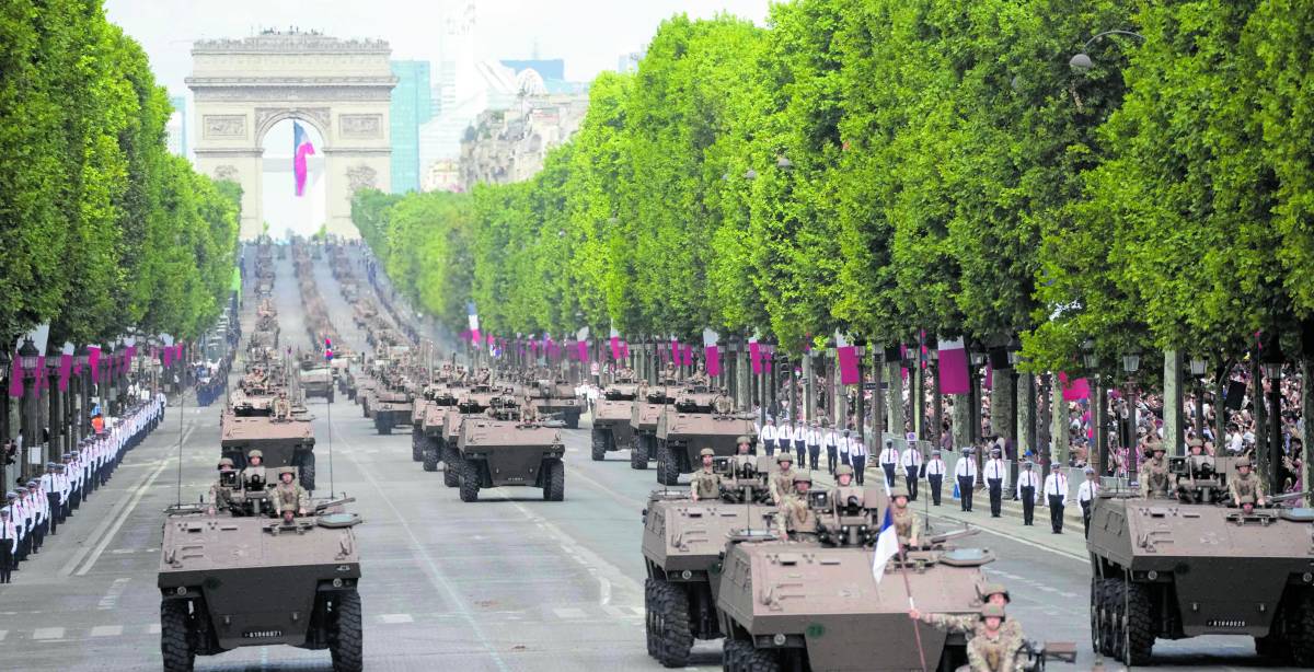 Macron mostra i muscoli. Mega-parata del 14 luglio: francesi pronti al riarmo