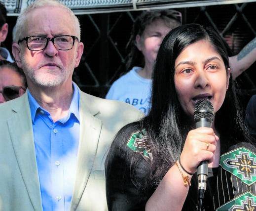 Corbyn lancia l'asse sinistra-islam, l'opposizione resta alla finestra