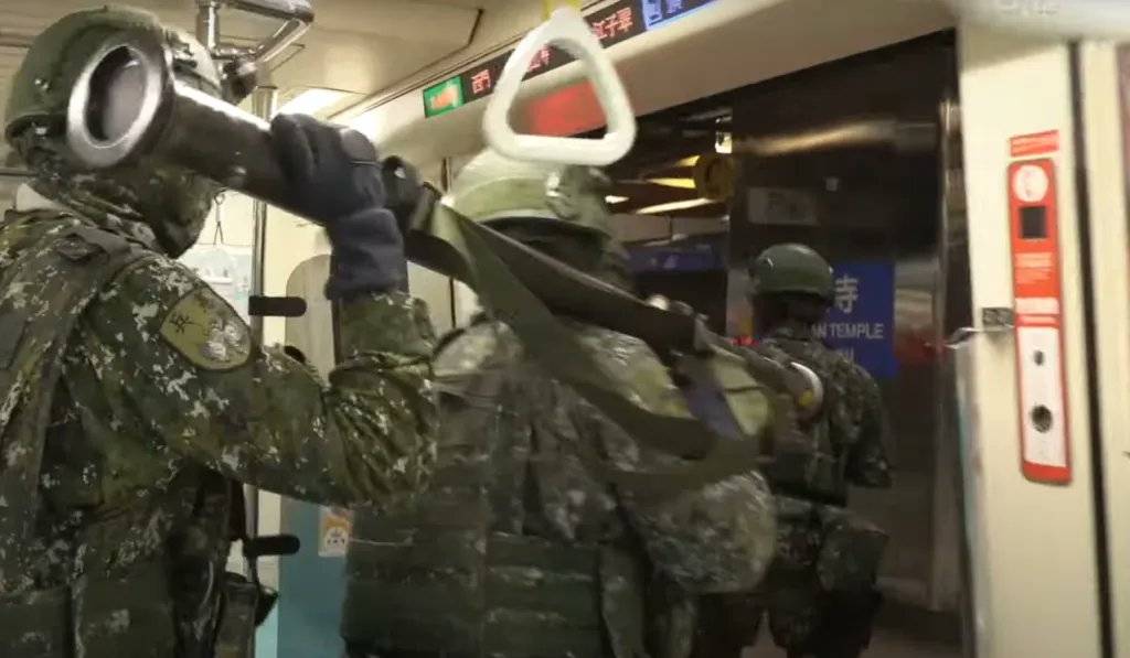 Soldati armati di Stinger nella metropolitana: lo scudo "guerriglia" contro le mire della Cina
