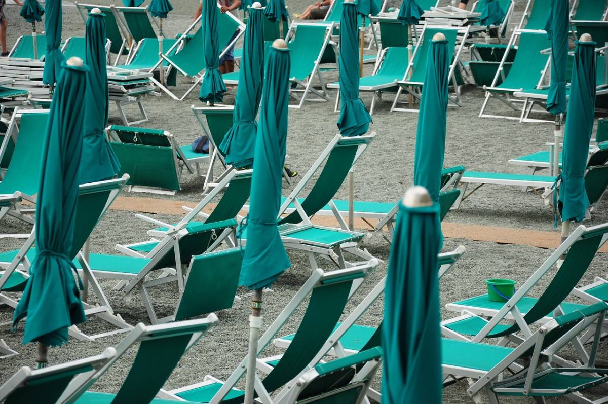 Cani, cibo e giochi: cosa non si può fare in spiaggia