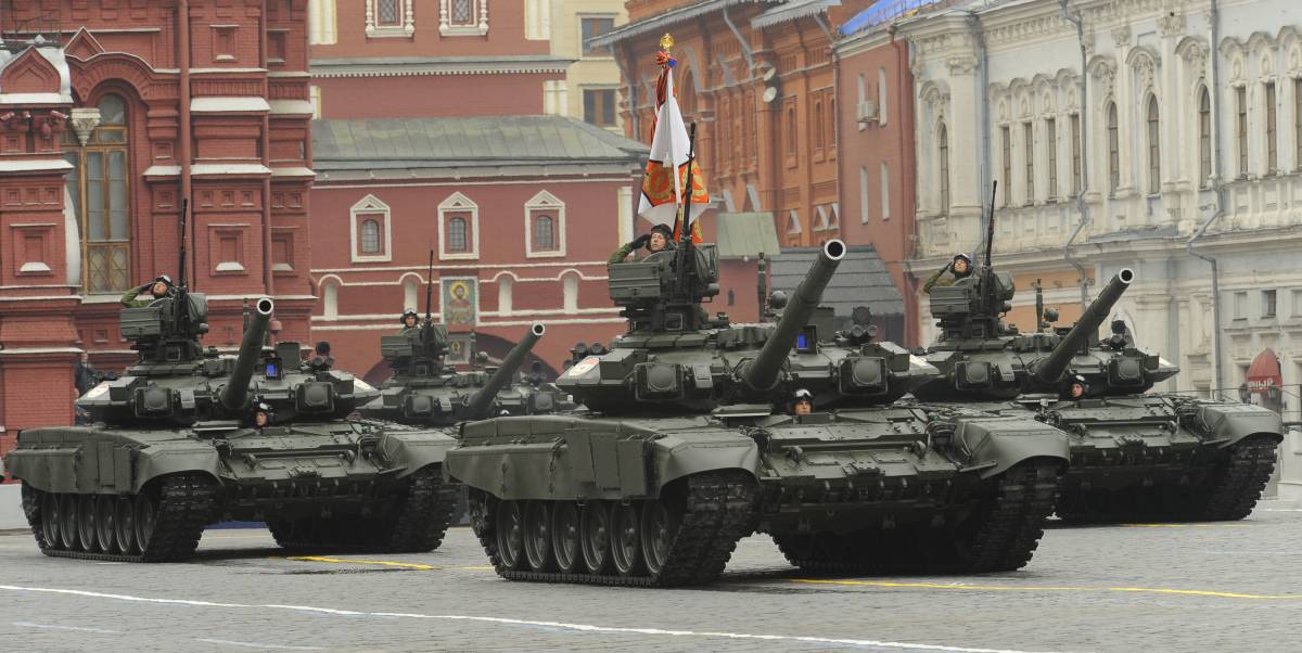 Tank T-90 durante una parata a Mosca