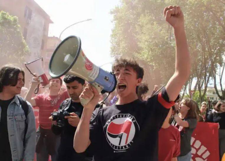 Chi è (davvero) il maturando che chiede a Valditara di abbasargli il voto