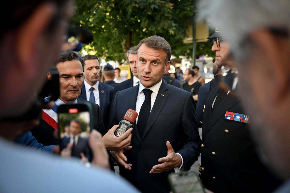 Macron, conti in rosso. Tagliata la Pasquetta e pure i fondi all'Europa