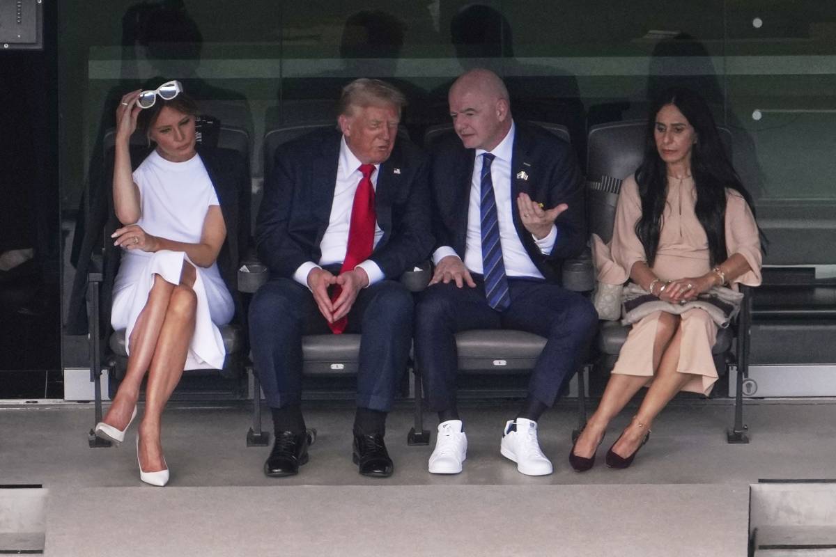 Caviglie gonfie e lividi alle mani. I dubbi sulla salute di Trump (e la nuova bufera su Epstein)