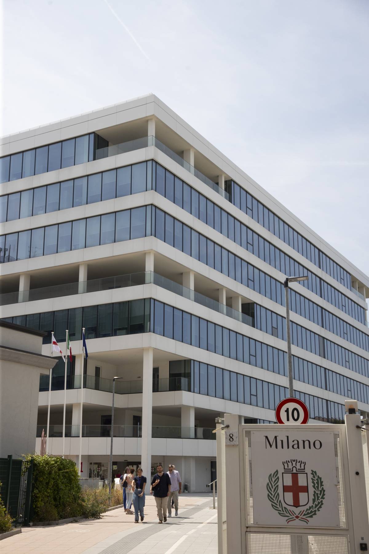 Oltre 150 progetti bloccati. Il via da un cortile abusivo
