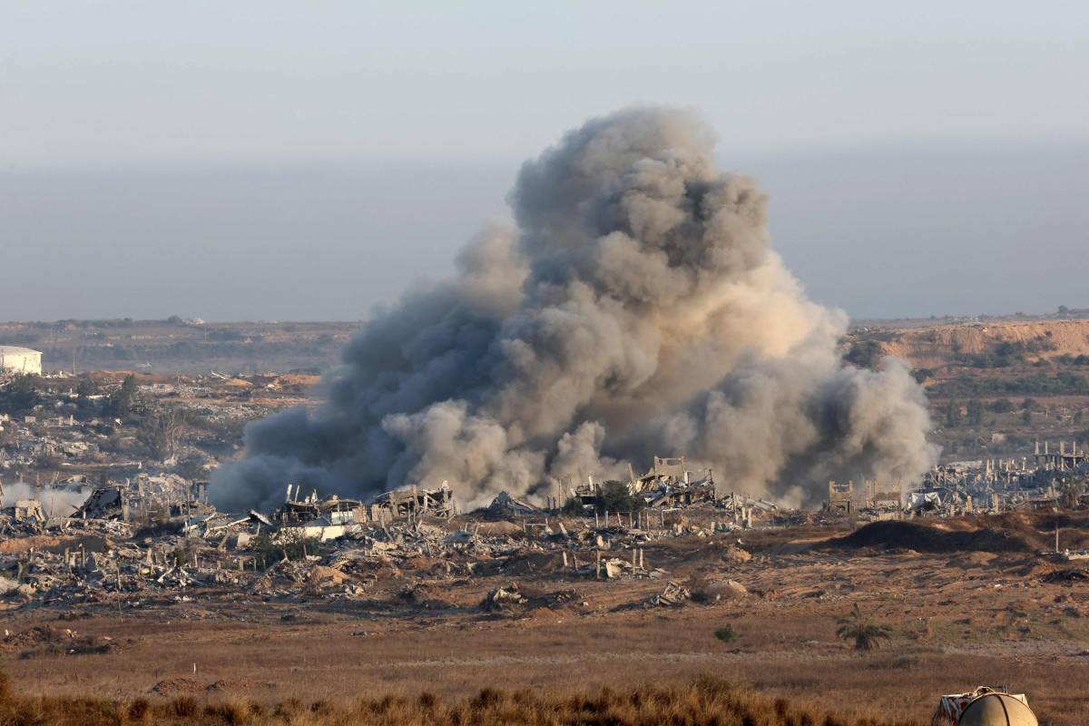 Colpita una chiesa cattolica a Gaza, tre morti. Netanyahu: "Attaccata per errore". Nuovi raid dell'Idf in Siria