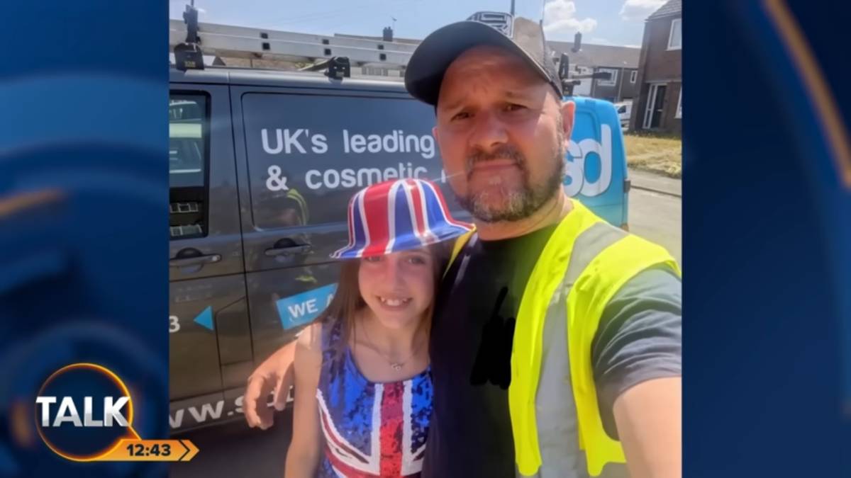Indossa la bandiera inglese e viene espulsa: il delirio woke colpisce una 12enne