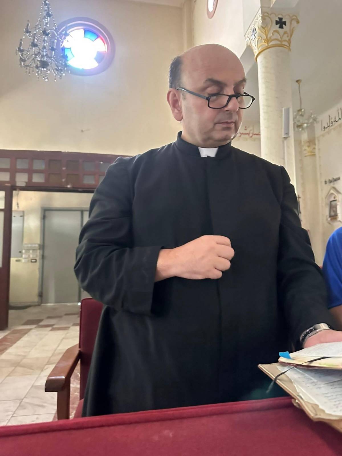 Chi è Padre Romanelli, il parroco ferito nel raid israeliano a Gaza