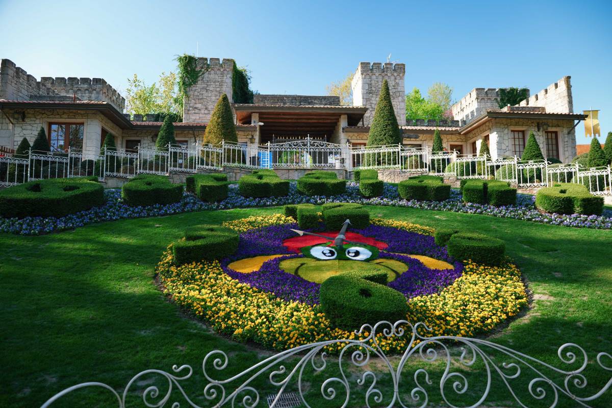 Gardaland celebra 50 anni con una notte di musica e magia
