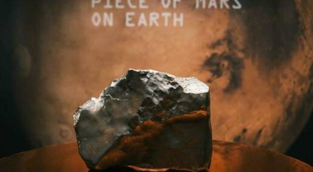 Il meteorite messo all'asta (foto Sotheby’s)