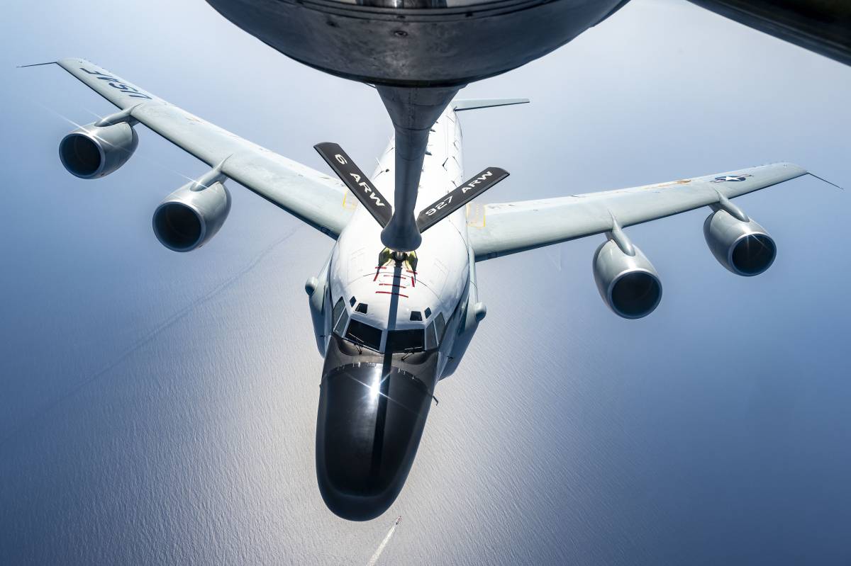 Rc-135 Rivet Joint in volo: la mossa a tenaglia della Nato sulla Russia