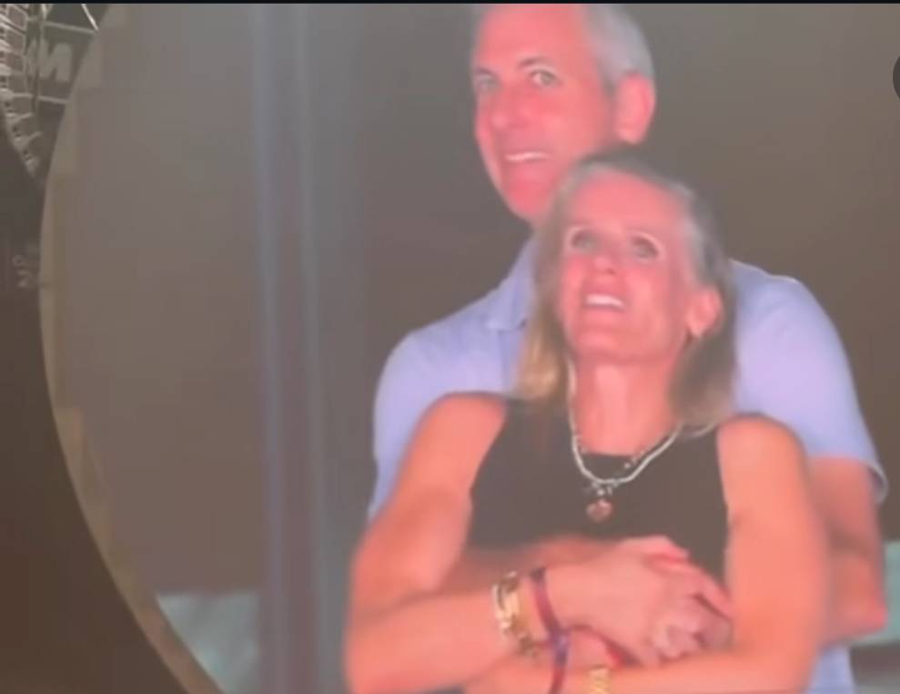 Andy Byron e Kristin Cabot: chi è la coppia "beccata" al concerto dei Coldplay