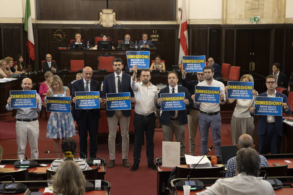Protesta in consiglio e Giunta in bilico. I legali a Tancredi: "Valuta il passo indietro"
