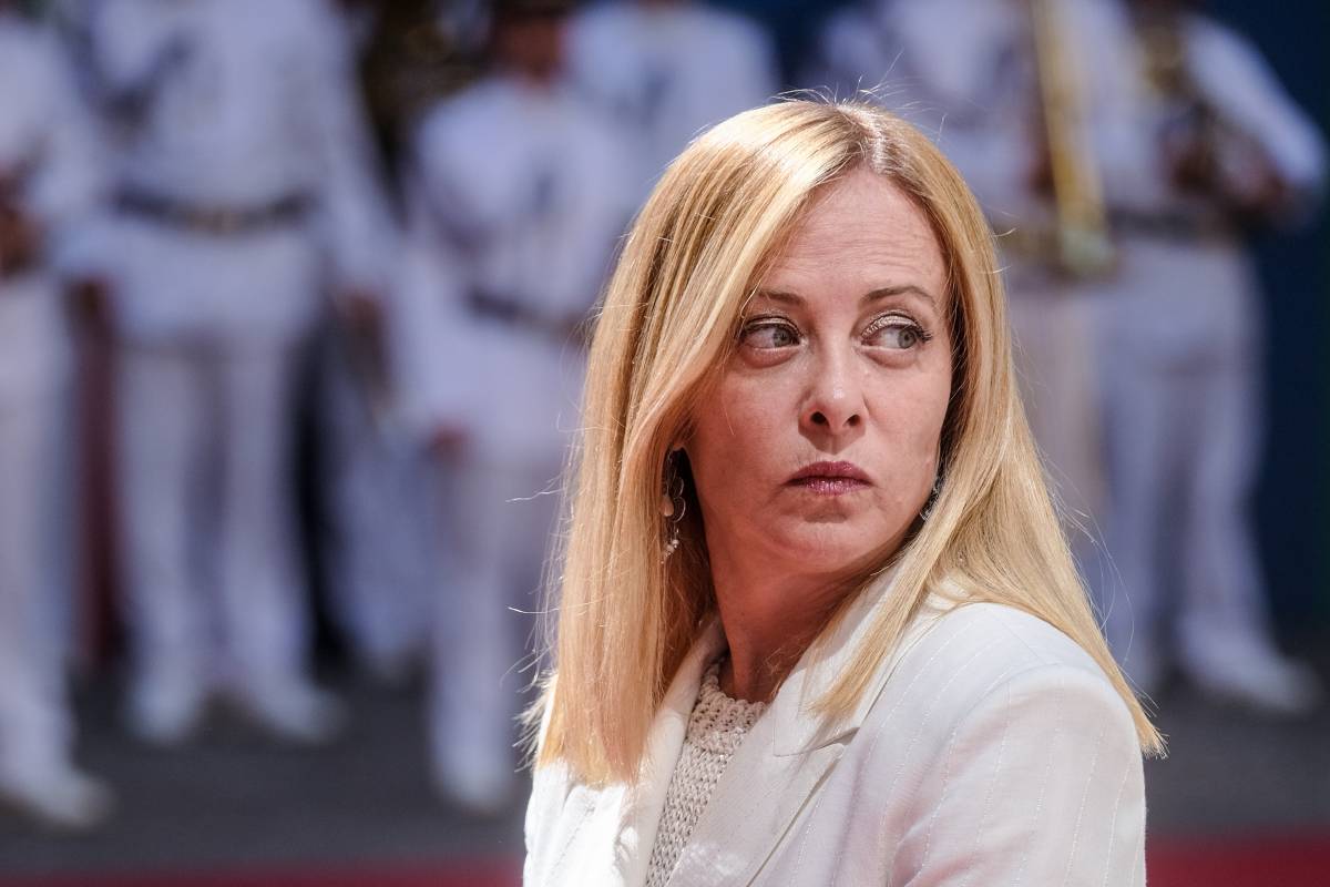 Il centrodestra si divide tra garantismo e accuse. Meloni: non cambio idea in base a chi è indagato