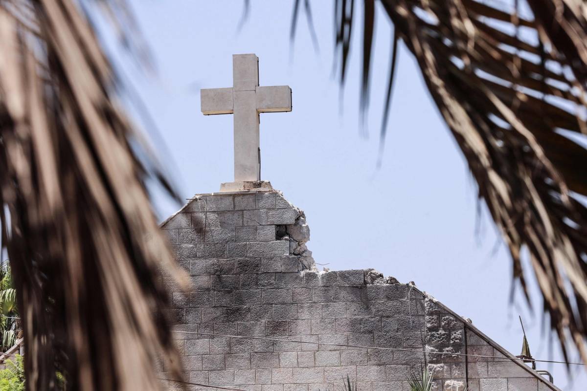 Raid sulla chiesa cattolica di Gaza. Tre morti, ferito padre Romanelli