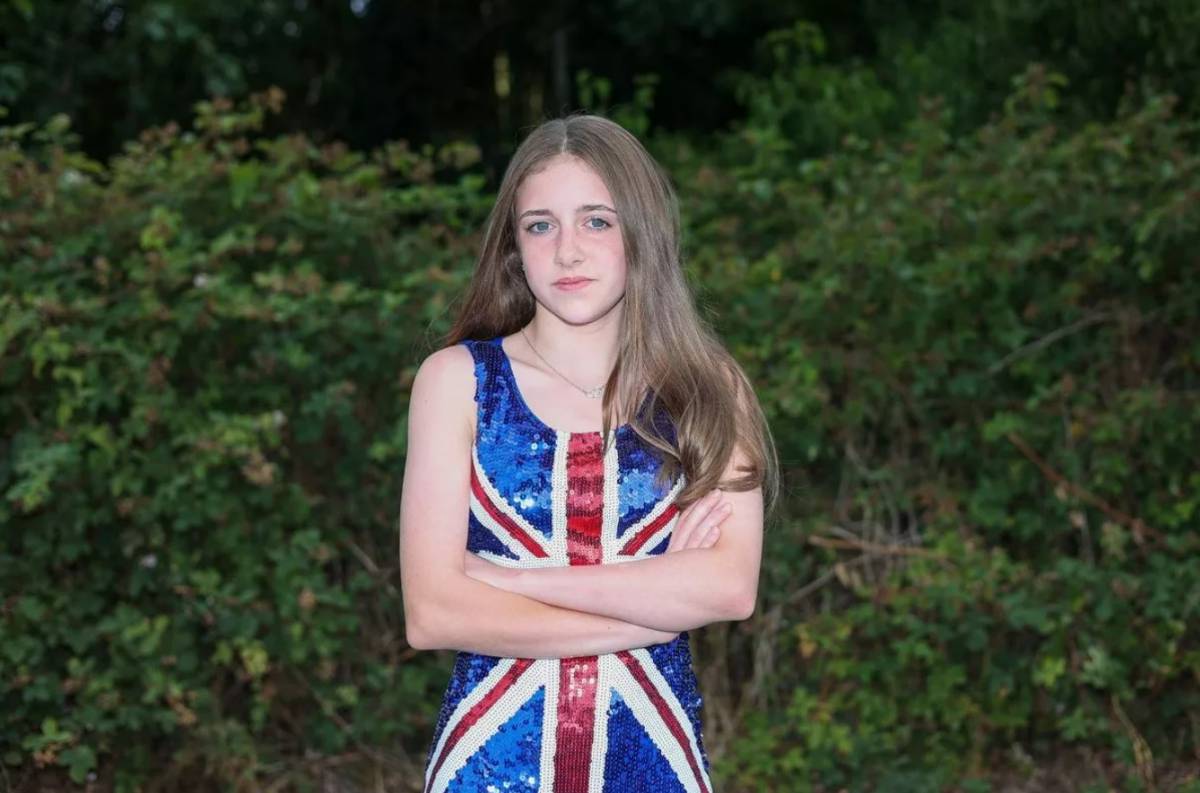 La deriva woke censura pure la studentessa "troppo" inglese