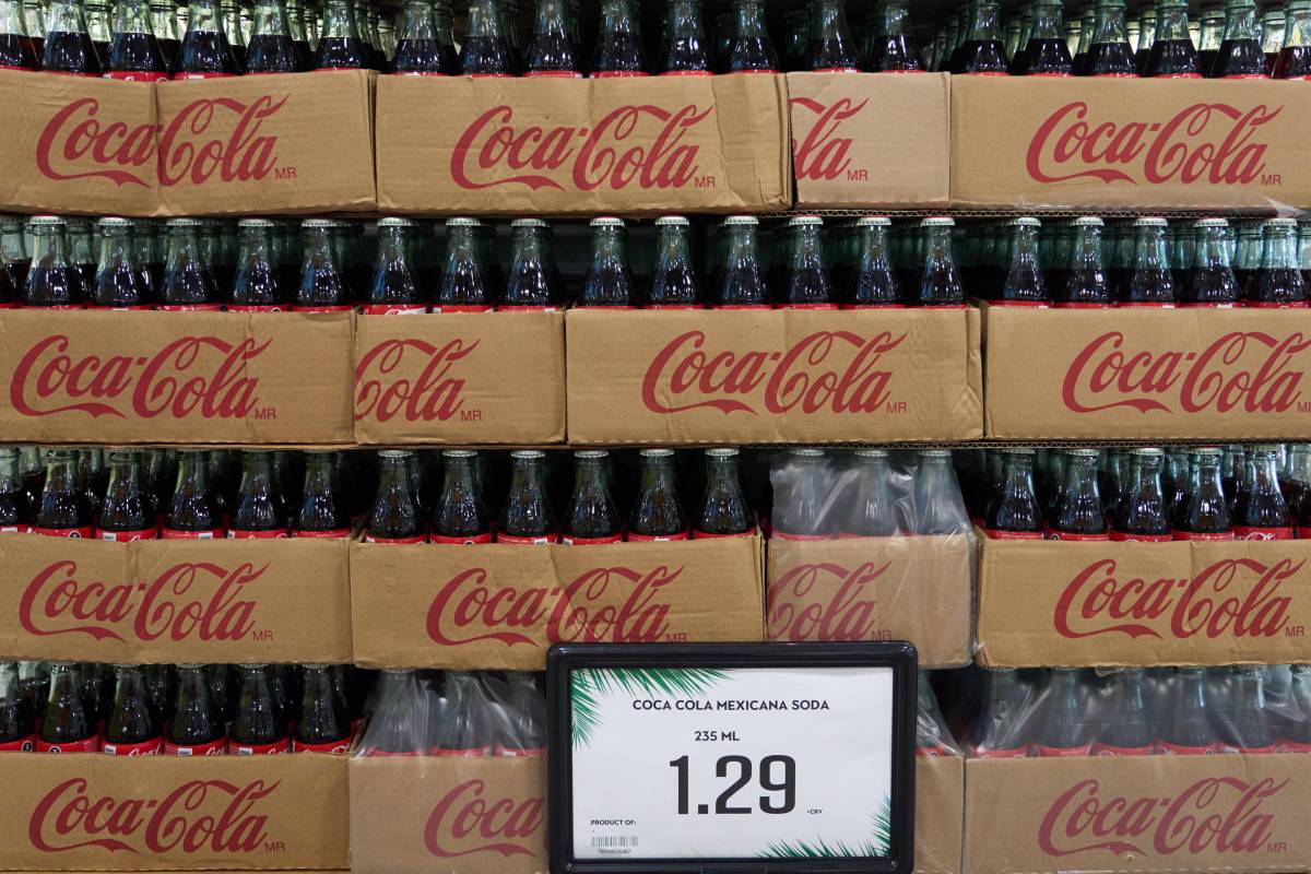 Trump riscrive la ricetta della "Coke". "Zucchero di canna al posto del mais"