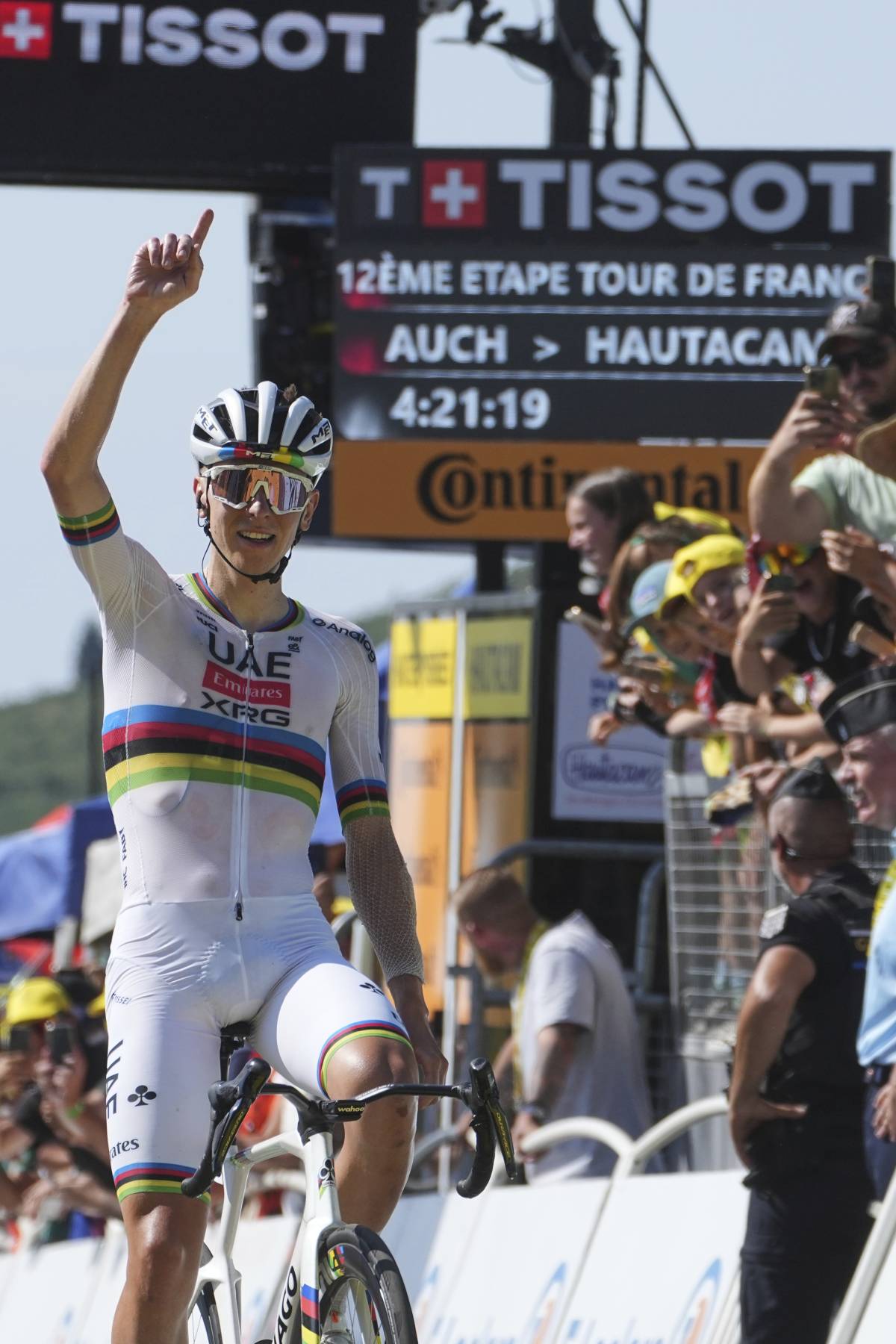 L'emozione di quel dito alzato verso il cielo. Pogacar dedica la vittoria a Samuele