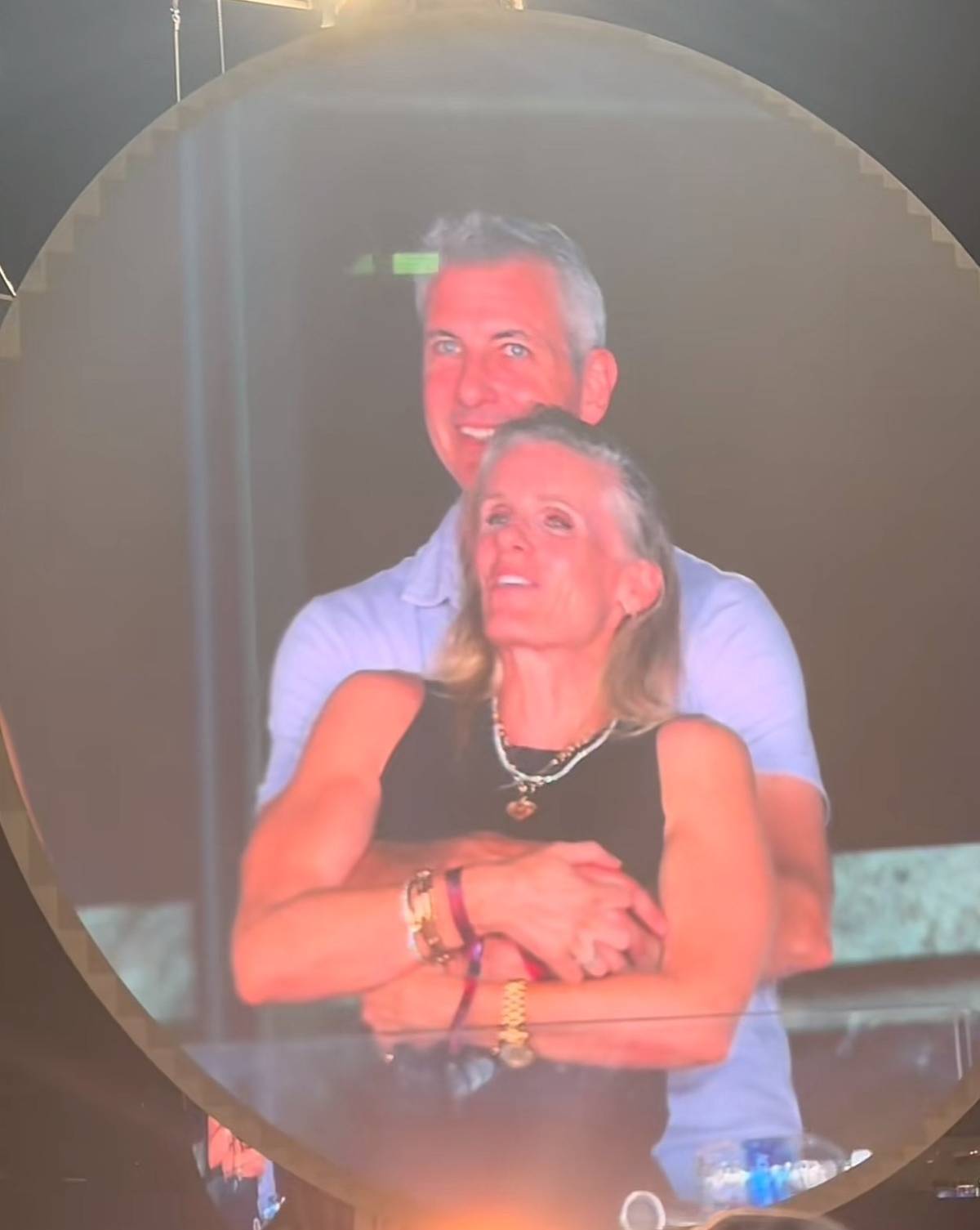 Coldplay, sospesi dal lavoro gli amanti sorpresi dalla Kiss cam