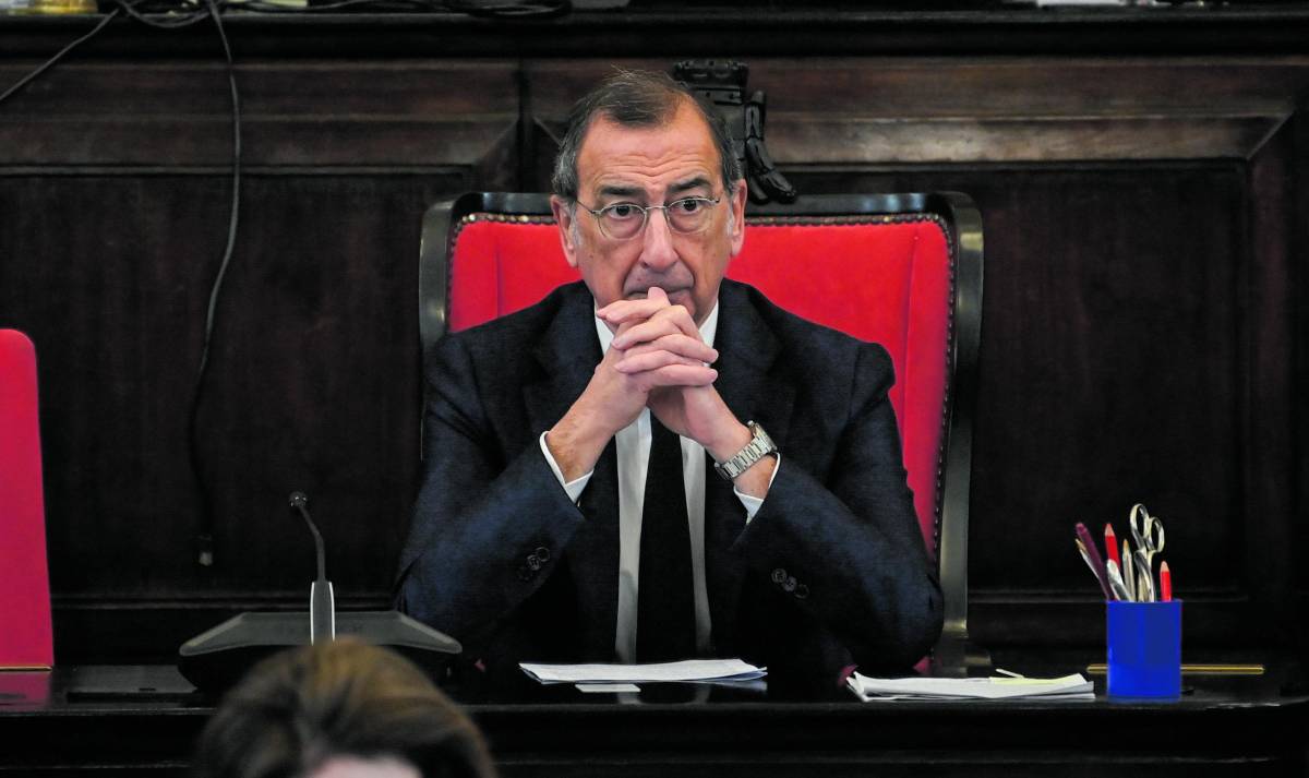 Sala si chiude nel silenzio e pensa alle dimissioni