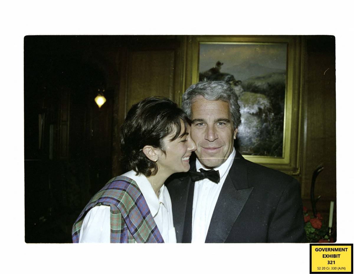 "Ghislaine Maxwell sa tutto". L'ex socia di Epstein pronta a a parlare: cosa rischia Trump