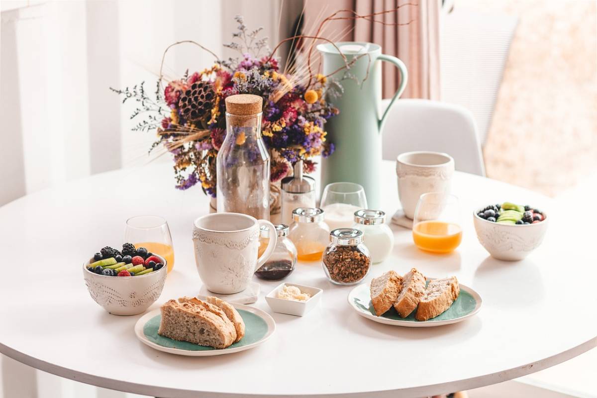 Qual è l'orario giusto per fare colazione in estate secondo la scienza