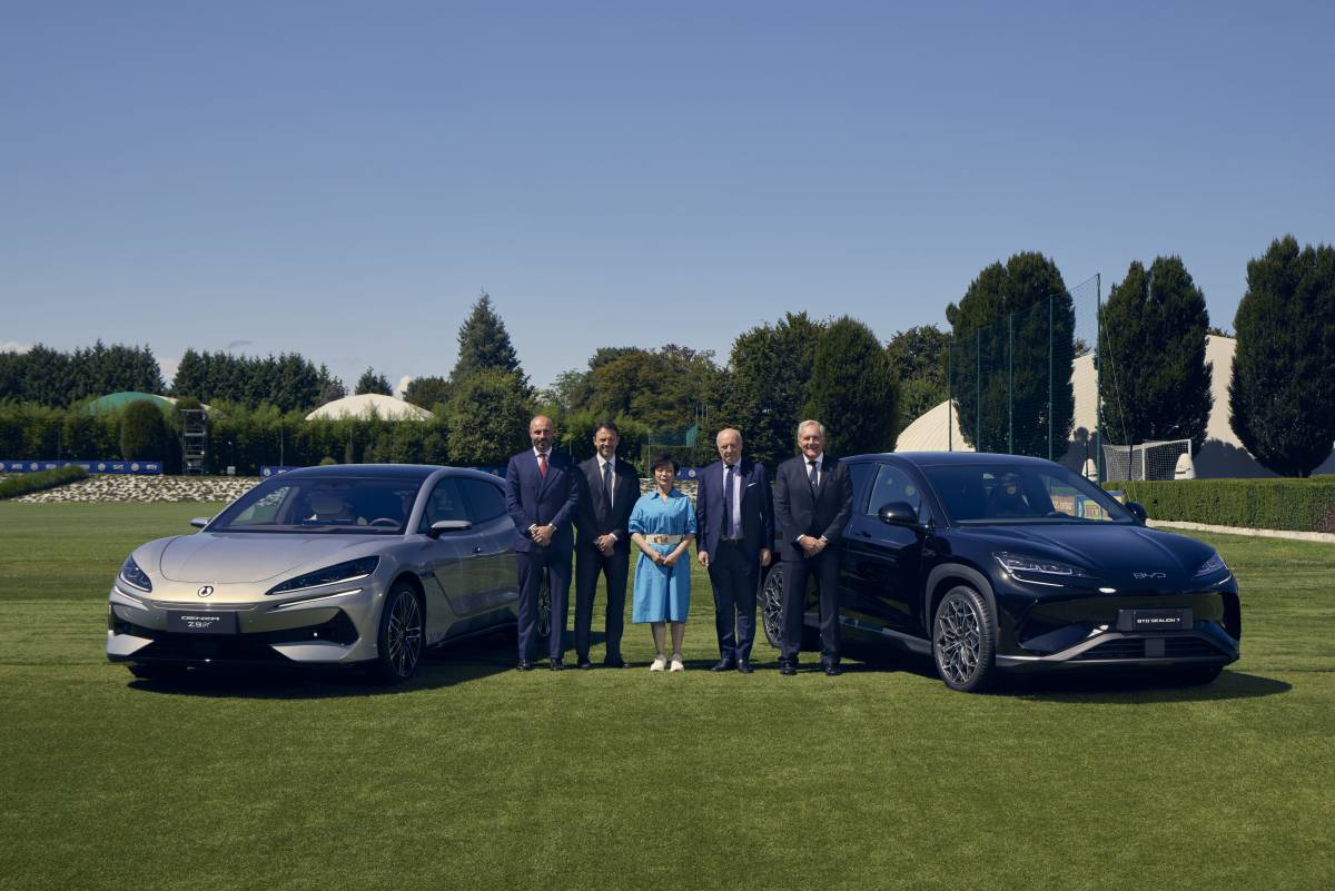 da sinistra: Alessandro Grosso, Country Manager BYD Italia; Giorgio Ricci, Chief Revenue Officer di FC Internazionale Milano; Stella Li, Executive Vice President di BYD; Giuseppe Marotta, FC Internazionale Milano President & CEO; Alfredo Altavilla, BYD Sp