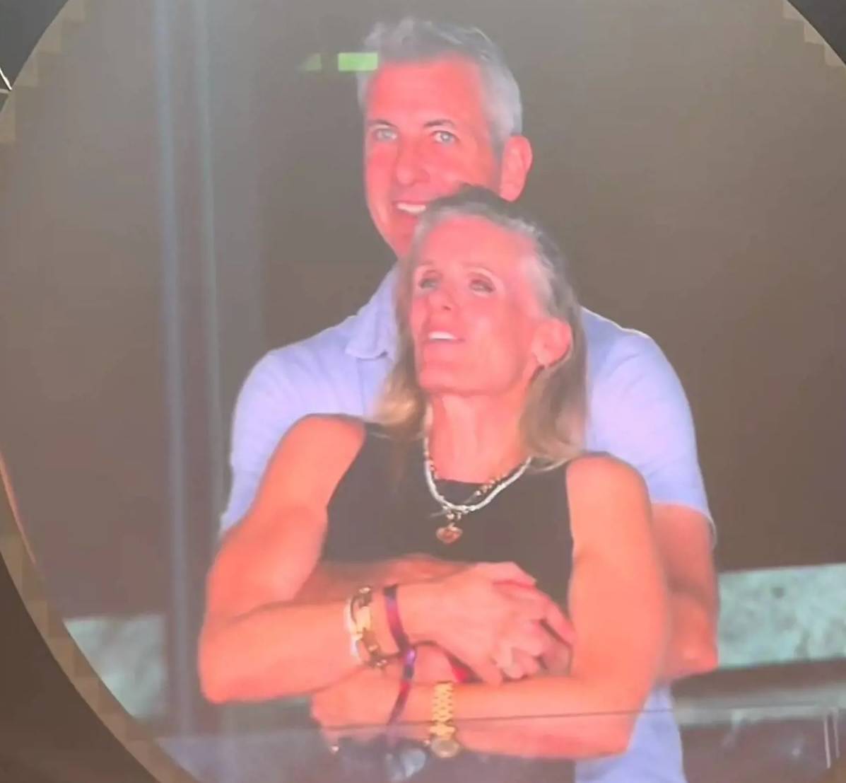https://img.ilgcdn.com/sites/default/files/styles/xl/public/foto/2025/07/22/1753163259-kiss-cam-coldplay.jpg?_=1753163259