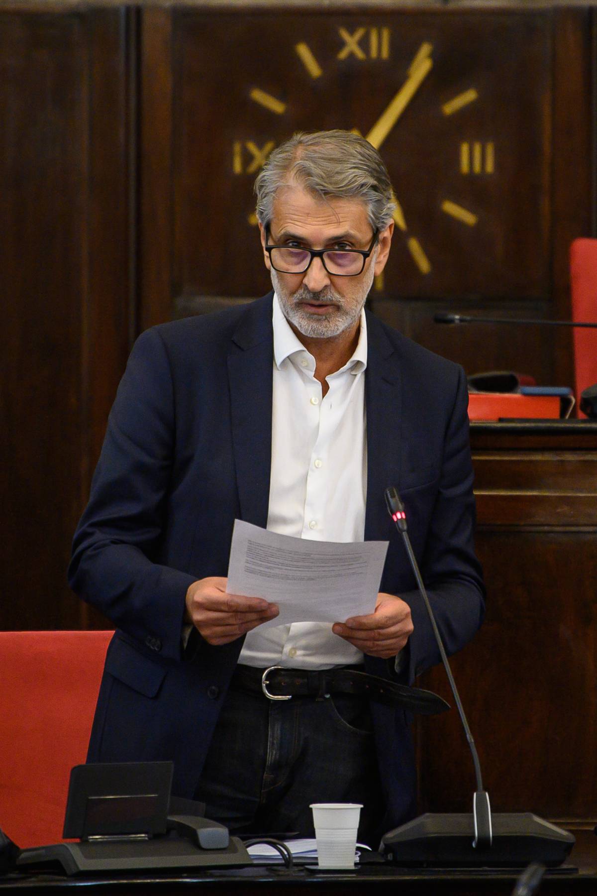 Le dimissioni per evitare le manette