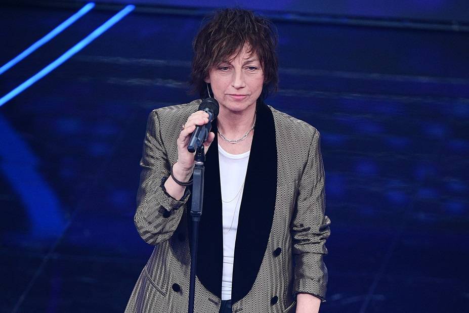 Incidente sul palco per Gianna Nannini: come si è rotta il braccio