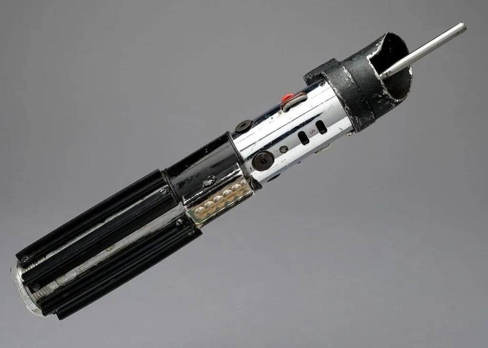 https://img.ilgcdn.com/sites/default/files/styles/xl/public/foto/2025/07/23/1753279890-darth-vader-sword.jpg?_=1753279890