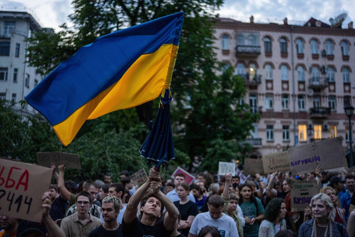 Lotta alla corruzione. Pressing di Ue e G7 e proteste in piazza. Dietrofront Zelensky