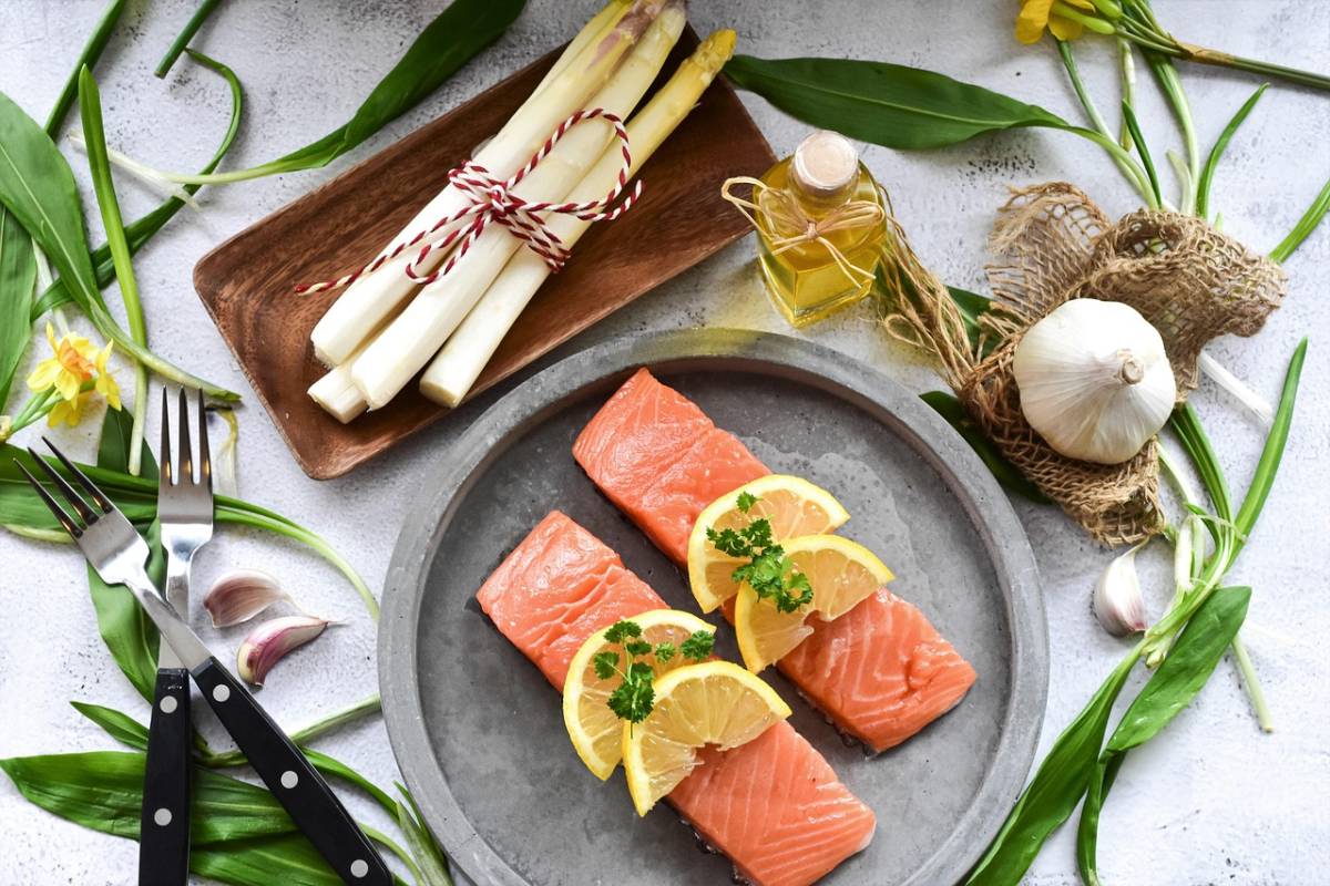Pancia piatta: cosa mangiare a colazione, pranzo e cena per sgonfiarti in pochi giorni