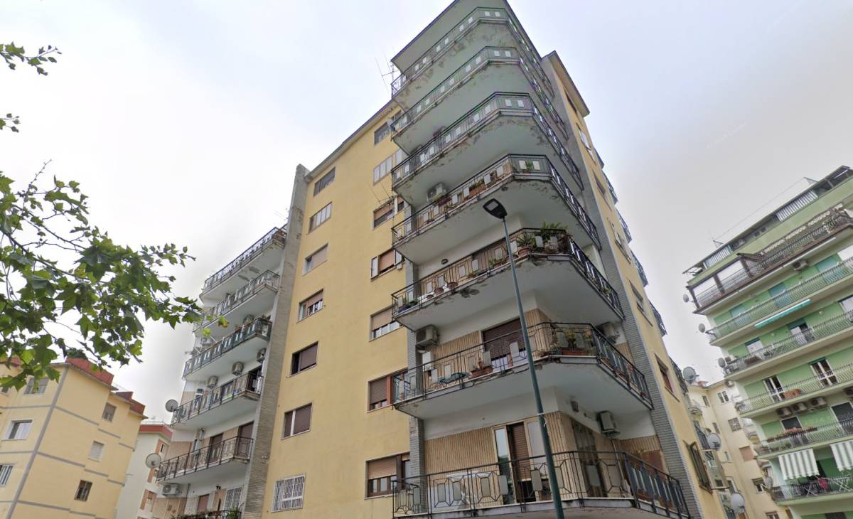 https://img.ilgcdn.com/sites/default/files/styles/xl/public/foto/2025/07/25/1753434737-operai-morti-napoli.jpeg?_=1753434737