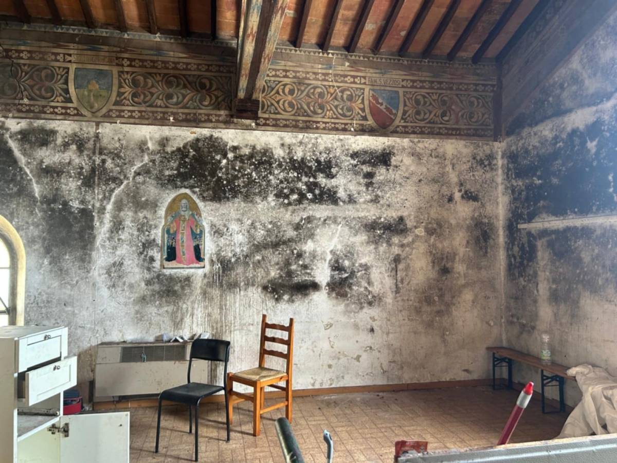 Ratti, muffa e sporcizia. Così vivevano i migranti nel centro di don Biancalani