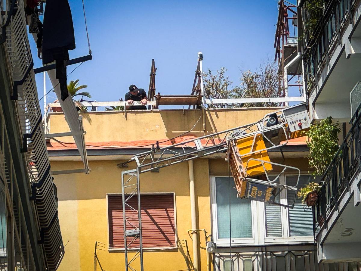 Crolla un montacarichi, morti tre operai a Napoli