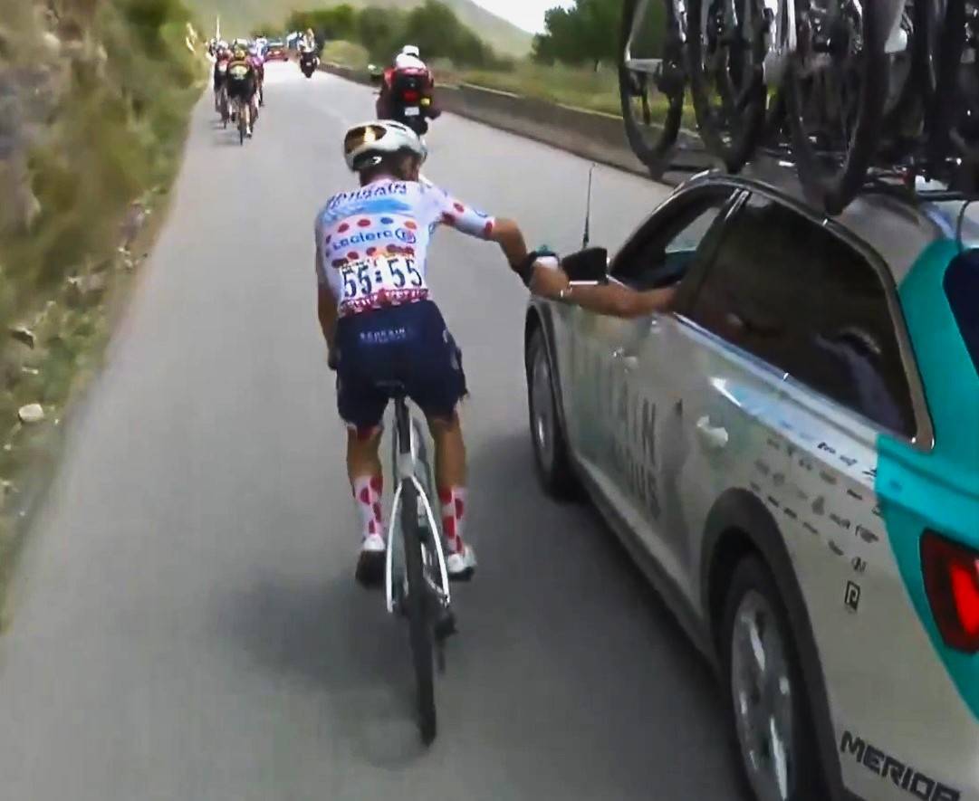 Tour de France, bufera su Martinez. Cos'è il trucco della "borraccia collosa" sanzionato