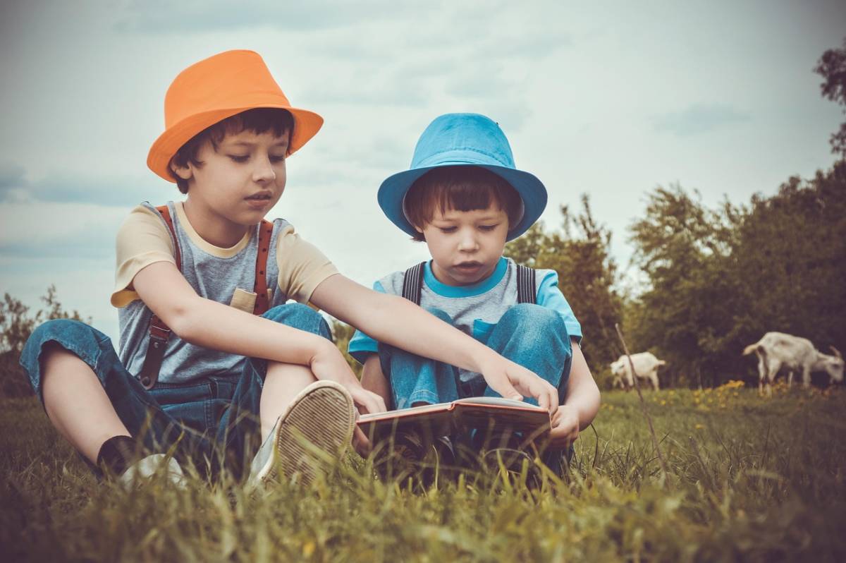 Quali libri portare in vacanza per i nipoti: 7 storie che amano farsi leggere (e leggere)