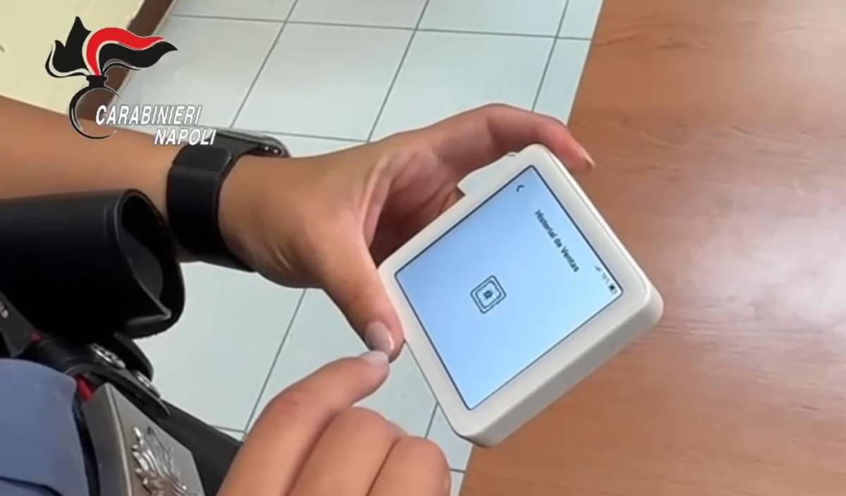 Girava con un pos nella borsa per rubare i soldi dalle carte: fermata una peruviana