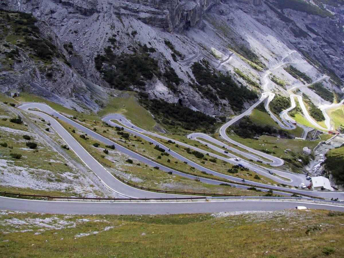 Quei tornanti nel cielo tra storia, mito e fatica. Il Passo tra le Alpi icona delle grandi sfide 