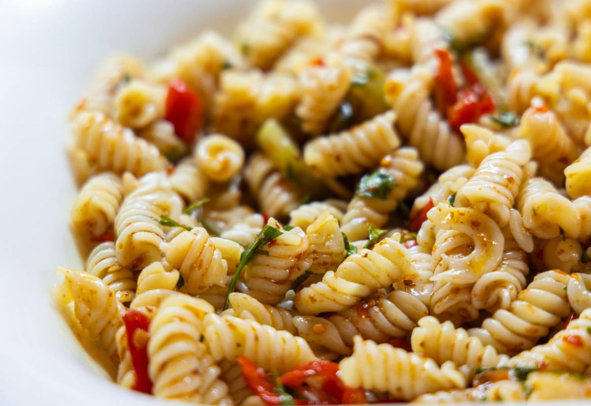 https://img.ilgcdn.com/sites/default/files/styles/xl/public/foto/2025/07/26/1753541100-pasta-fredda-vegetariana-e-vegana-1.jpg?_=1753541100