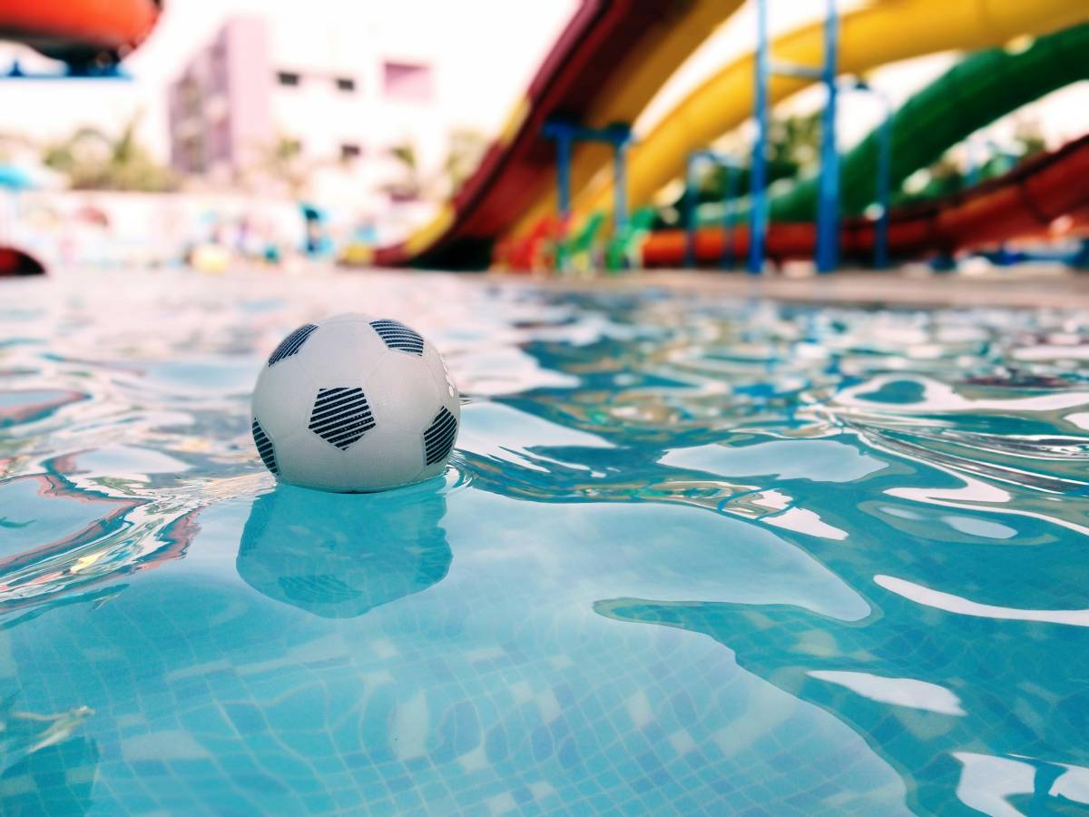 https://img.ilgcdn.com/sites/default/files/styles/xl/public/foto/2025/07/26/1753547747-piscina.jpg?_=1753547747