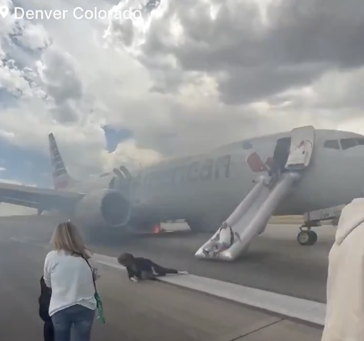 Il fumo, poi l'evacuazione: terrore a bordo di un Boeing dell'American Airlines
