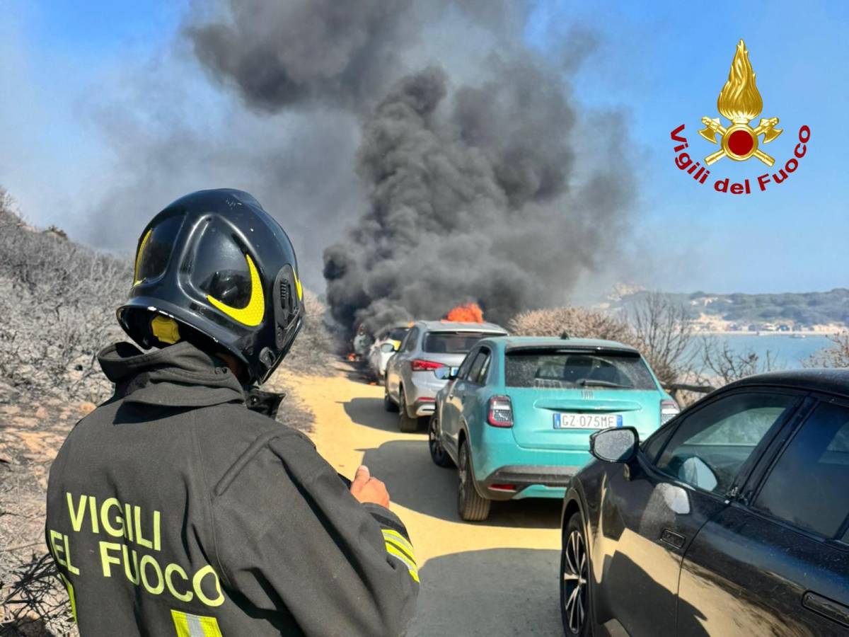 Fiamme a Villasimius, bagnanti salvati via mare