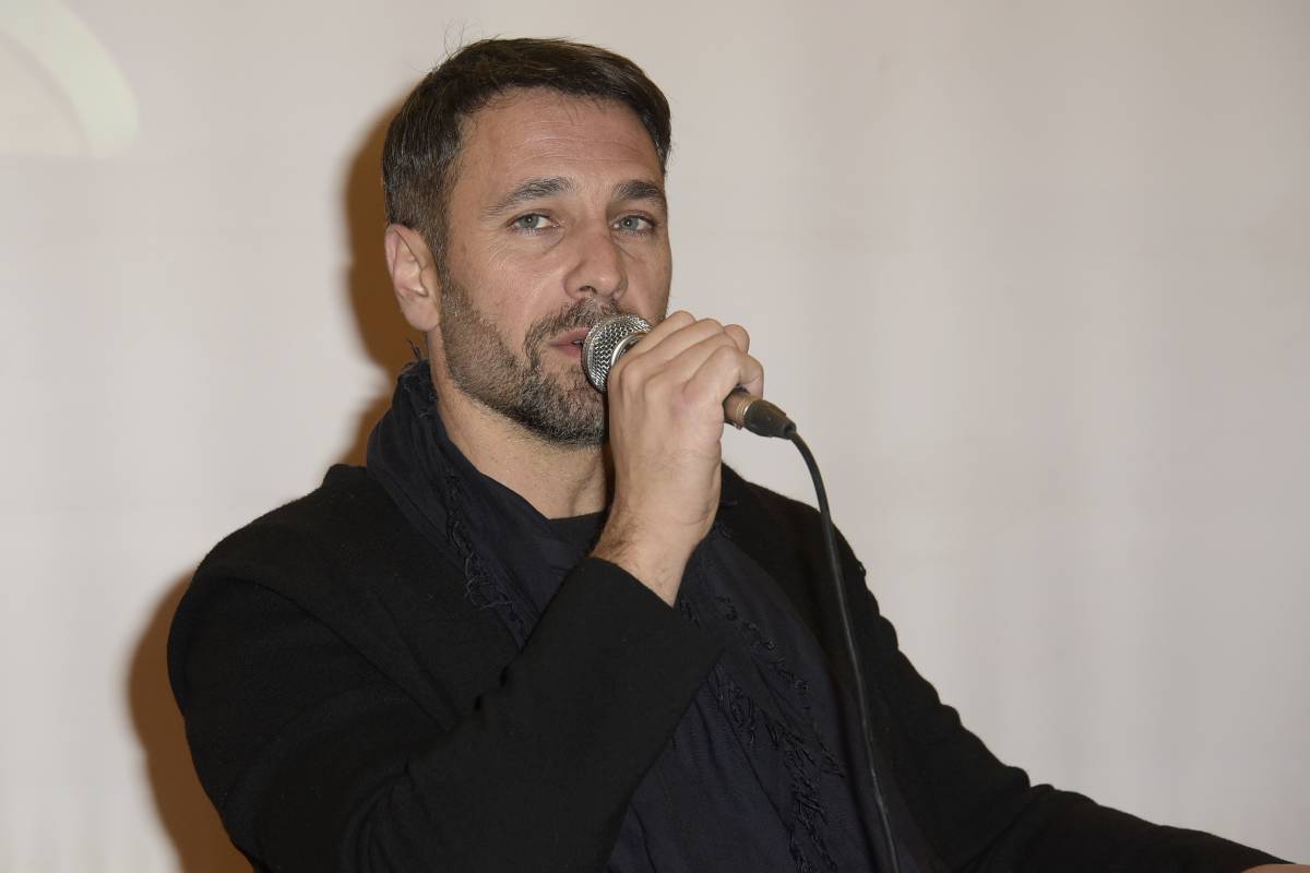 "Se mi vieni incontro...". Tutti i messaggi ricevuti da Raoul Bova: indaga la procura