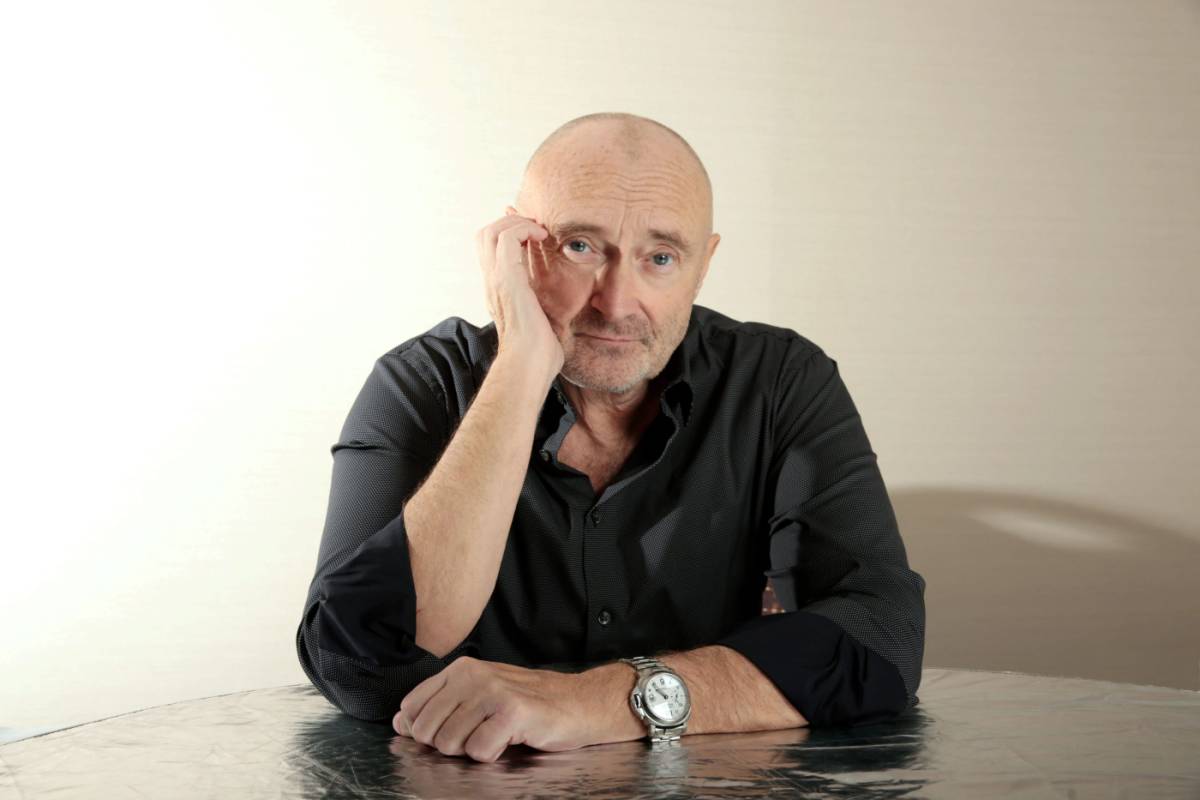 https://img.ilgcdn.com/sites/default/files/styles/xl/public/foto/2025/07/29/1753795385-phil-collins.jpg?_=1753795385