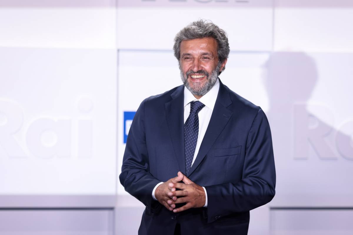 https://img.ilgcdn.com/sites/default/files/styles/xl/public/foto/2025/07/29/1753810811-flavio-insinna.jpg?_=1753810811
