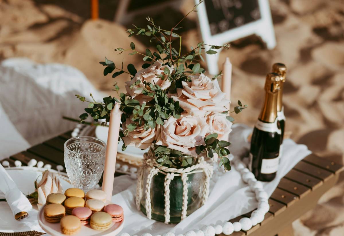 https://img.ilgcdn.com/sites/default/files/styles/xl/public/foto/2025/07/31/1753981578-organizzare-anniversario-matrimonio-spiaggia-1.jpg?_=1753981578